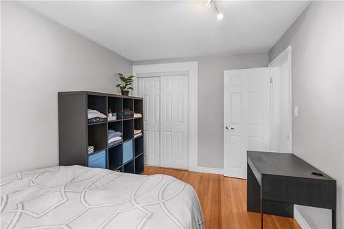 5407 Murray Crescent, Burlington, ON - Indoor Photo Showing Bedroom