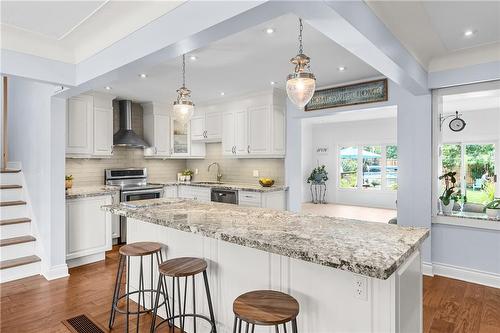 5407 Murray Crescent, Burlington, ON - Indoor Photo Showing Kitchen With Upgraded Kitchen