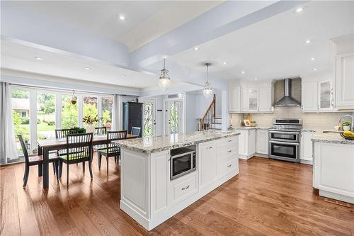 5407 Murray Crescent, Burlington, ON - Indoor Photo Showing Kitchen With Upgraded Kitchen