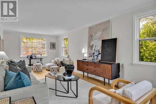 470 Albertus Avenue, Peterborough (Monaghan), ON - Indoor Photo Showing Living Room