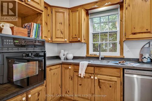 470 Albertus Avenue, Peterborough (Monaghan), ON - Indoor Photo Showing Kitchen