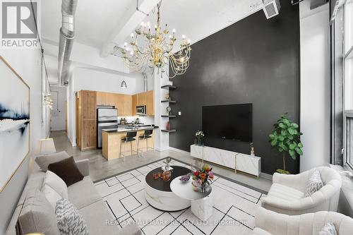 401 - 135 Dalhousie Street, Toronto (Church-Yonge Corridor), ON - Indoor Photo Showing Living Room