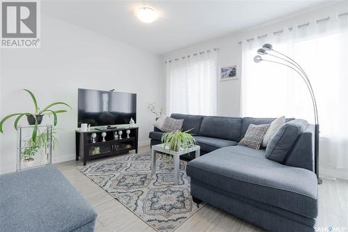 414 Kensington Boulevard, Saskatoon, SK - Indoor Photo Showing Living Room