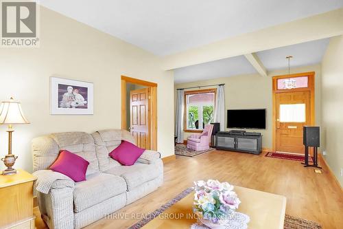 429 Emery Street E, London, ON - Indoor Photo Showing Living Room