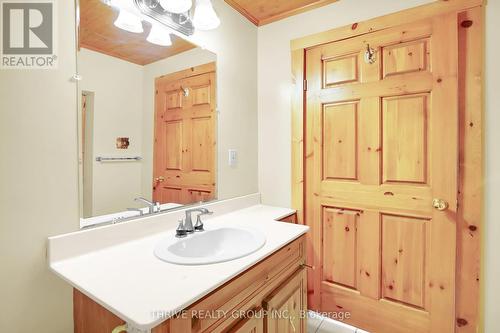 429 Emery Street E, London, ON - Indoor Photo Showing Bathroom