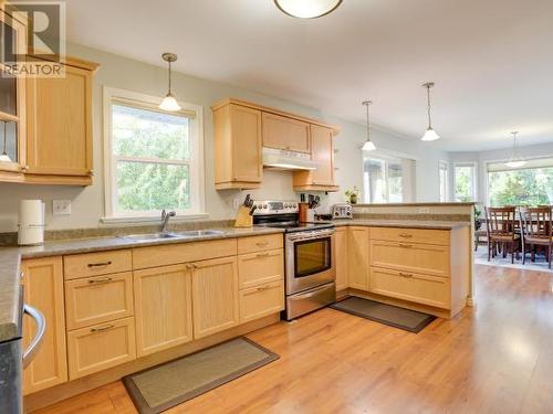 6403 Sutherland Ave, Powell River, BC - Indoor Photo Showing Kitchen With Double Sink