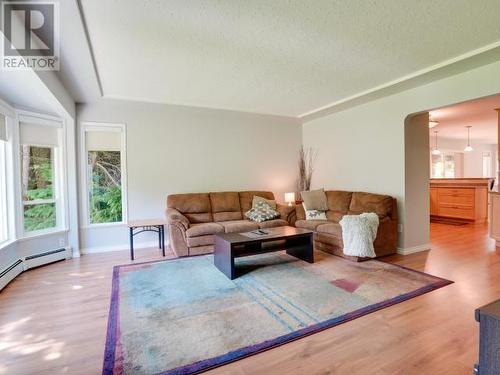 6403 Sutherland Ave, Powell River, BC - Indoor Photo Showing Living Room