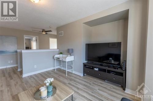 401 Meadowhawk Crescent, Ottawa, ON - Indoor Photo Showing Living Room