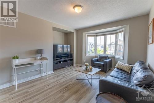 401 Meadowhawk Crescent, Ottawa, ON - Indoor Photo Showing Living Room