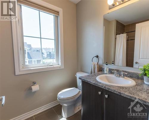 401 Meadowhawk Crescent, Ottawa, ON - Indoor Photo Showing Bathroom