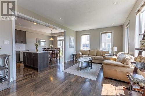 401 Meadowhawk Crescent, Ottawa, ON - Indoor Photo Showing Living Room