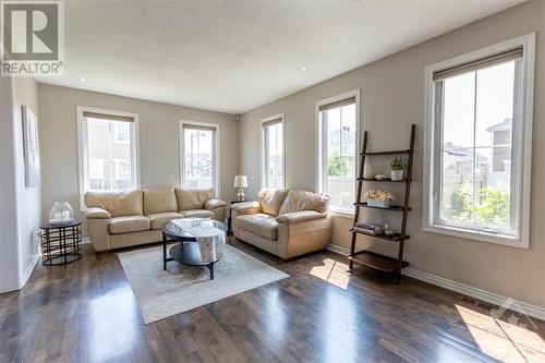 401 Meadowhawk Crescent, Ottawa, ON - Indoor Photo Showing Living Room