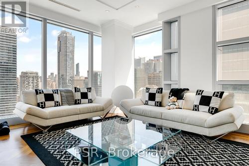 2503 - 183 Wellington Street W, Toronto, ON - Indoor Photo Showing Living Room