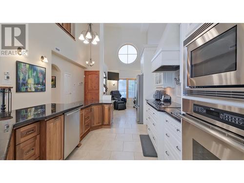 250 Marina Way Unit# 804, Penticton, BC - Indoor Photo Showing Kitchen