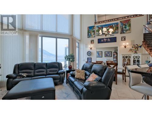 250 Marina Way Unit# 804, Penticton, BC - Indoor Photo Showing Living Room