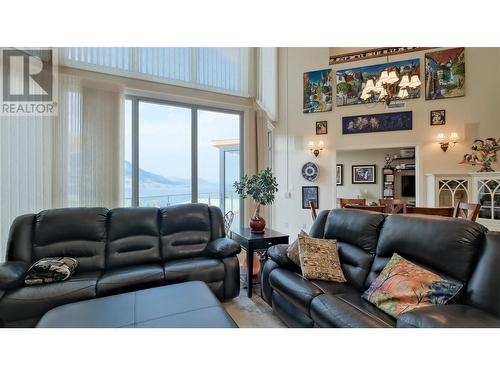 250 Marina Way Unit# 804, Penticton, BC - Indoor Photo Showing Living Room