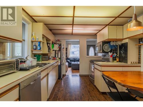 2162 Sixth  Avenue, Trail, BC - Indoor Photo Showing Kitchen With Double Sink