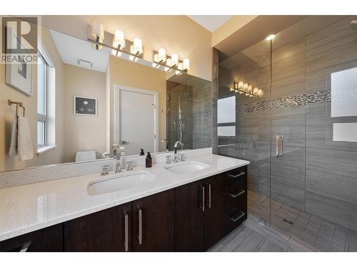 3756 Lakeshore Road Unit# 18, Kelowna, BC - Indoor Photo Showing Bathroom