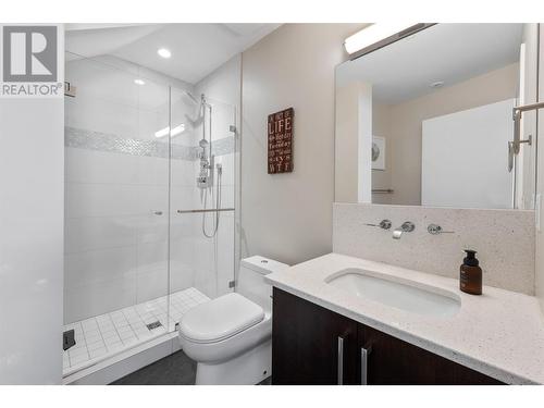 3756 Lakeshore Road Unit# 18, Kelowna, BC - Indoor Photo Showing Bathroom