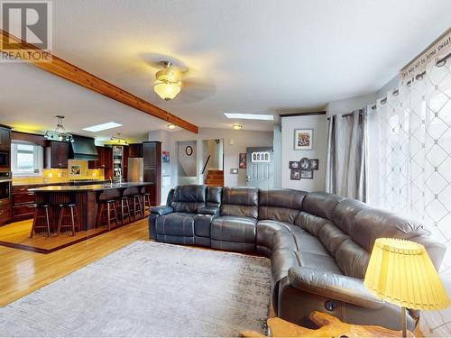 6806 97Th Street, Osoyoos, BC - Indoor Photo Showing Living Room