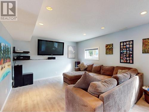 6806 97Th Street, Osoyoos, BC - Indoor Photo Showing Living Room