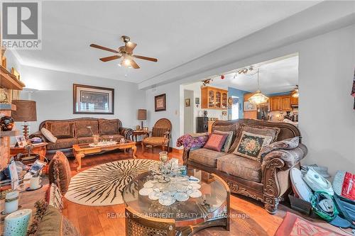 4916 Thirty Road, Lincoln, ON - Indoor Photo Showing Living Room