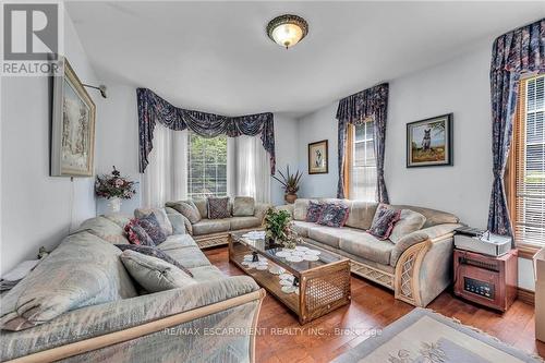 4916 Thirty Road, Lincoln, ON - Indoor Photo Showing Living Room