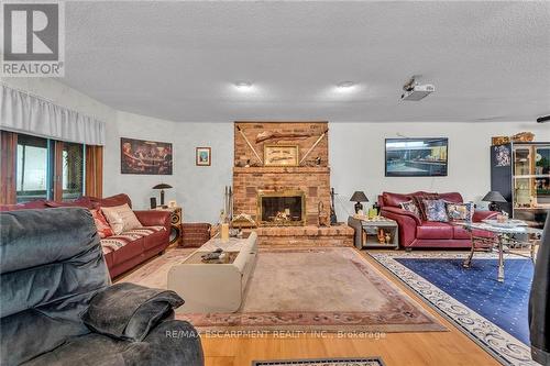 4916 Thirty Road, Lincoln, ON - Indoor Photo Showing Living Room With Fireplace