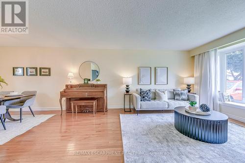 5010 Brady Avenue, Burlington (Appleby), ON - Indoor Photo Showing Living Room