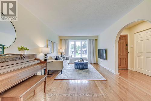 5010 Brady Avenue, Burlington (Appleby), ON - Indoor Photo Showing Living Room