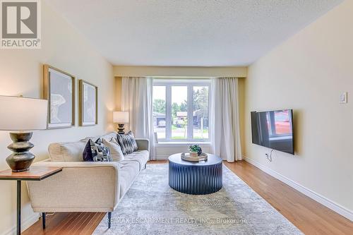 5010 Brady Avenue, Burlington (Appleby), ON - Indoor Photo Showing Living Room