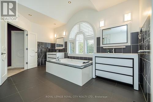 35 Daymond Drive, Puslinch, ON - Indoor Photo Showing Bathroom