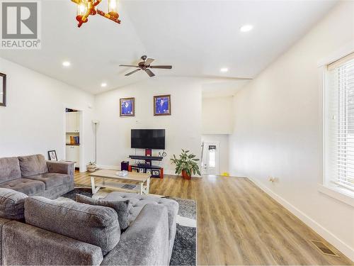 1473 Duncan Avenue, Penticton, BC - Indoor Photo Showing Living Room