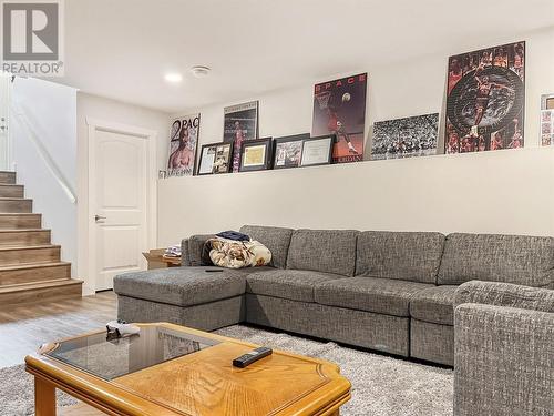 1473 Duncan Avenue, Penticton, BC - Indoor Photo Showing Living Room