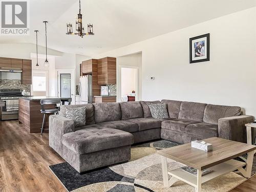 1473 Duncan Avenue, Penticton, BC - Indoor Photo Showing Living Room