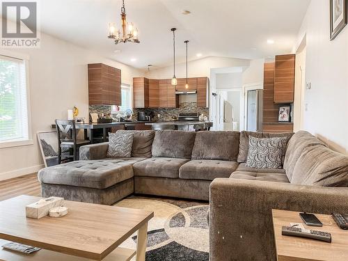 1473 Duncan Avenue, Penticton, BC - Indoor Photo Showing Living Room