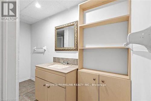 122 Highbury Avenue N, London, ON - Indoor Photo Showing Bathroom