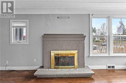 122 Highbury Avenue N, London, ON - Indoor Photo Showing Living Room With Fireplace