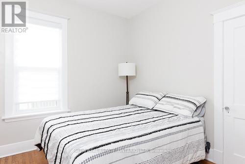 14 Carlton Avenue, London, ON - Indoor Photo Showing Bedroom