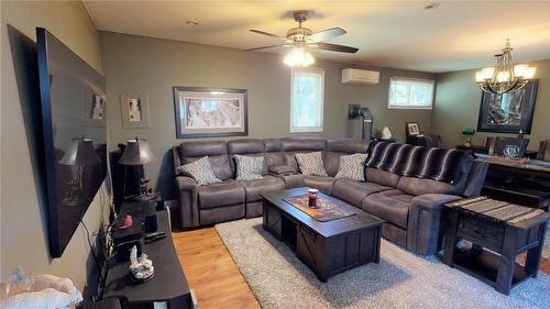 3256 Maple Avenue, Ridgeway, ON - Indoor Photo Showing Living Room