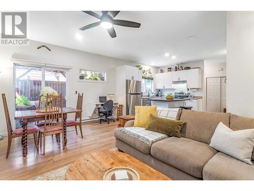 515 Francis Avenue Unit# 3, Kelowna, BC - Indoor Photo Showing Living Room