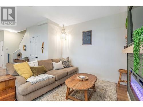 515 Francis Avenue Unit# 3, Kelowna, BC - Indoor Photo Showing Living Room