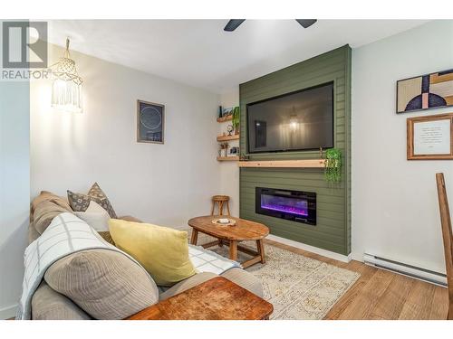 515 Francis Avenue Unit# 3, Kelowna, BC - Indoor Photo Showing Living Room With Fireplace