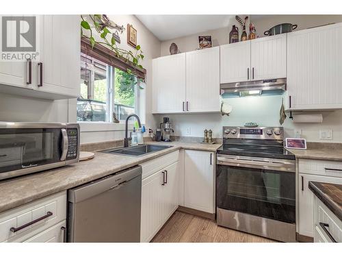 515 Francis Avenue Unit# 3, Kelowna, BC - Indoor Photo Showing Kitchen With Double Sink