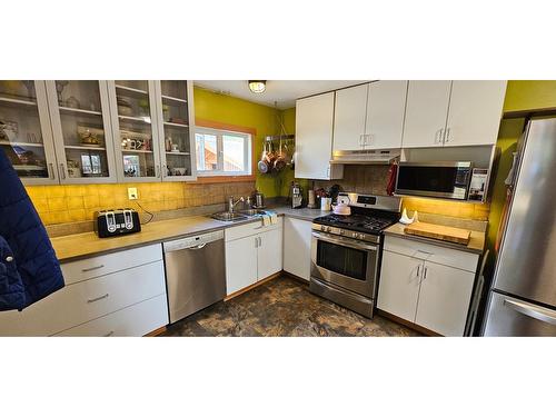 215 Moyie Street, Kimberley, BC - Indoor Photo Showing Kitchen With Double Sink