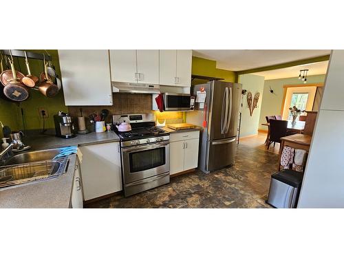 215 Moyie Street, Kimberley, BC - Indoor Photo Showing Kitchen With Double Sink