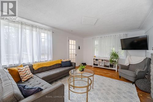 2149 Caroline Street, Burlington (Brant), ON - Indoor Photo Showing Living Room