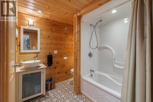 89 Waldo'S Way Lane, Frontenac Islands (The Islands), ON - Indoor Photo Showing Bathroom