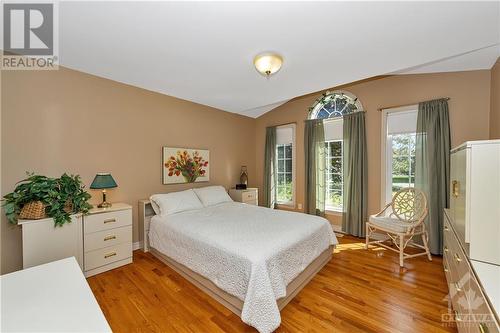 6923 Lakes Park Drive, Greely, ON - Indoor Photo Showing Bedroom