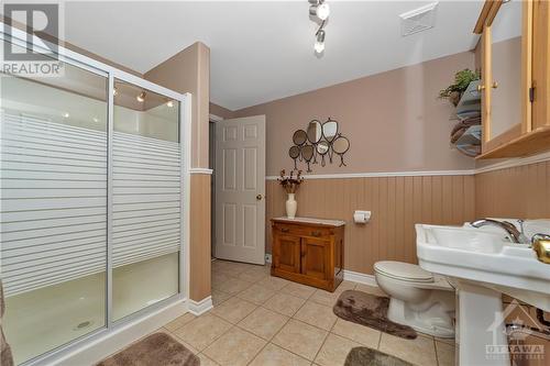 6923 Lakes Park Drive, Greely, ON - Indoor Photo Showing Bathroom